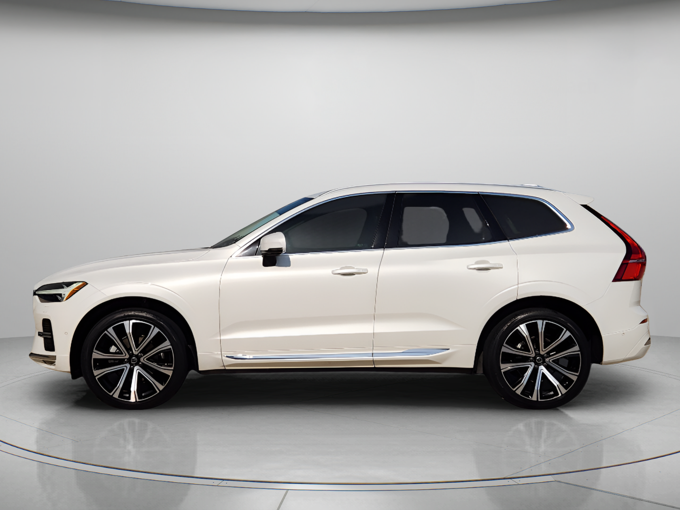 Used 2023 Volvo XC60 B5 Ultimate AWD/4WD image 2
