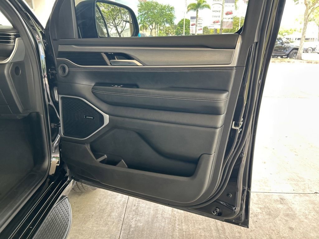 Used 2025 Jeep Wagoneer L Series II image 24