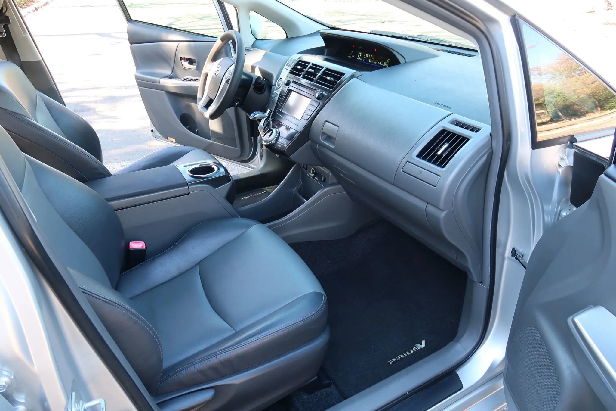 Used 2012 Toyota Prius V Five w/ Preferred Accessory Pkg FWD image 8