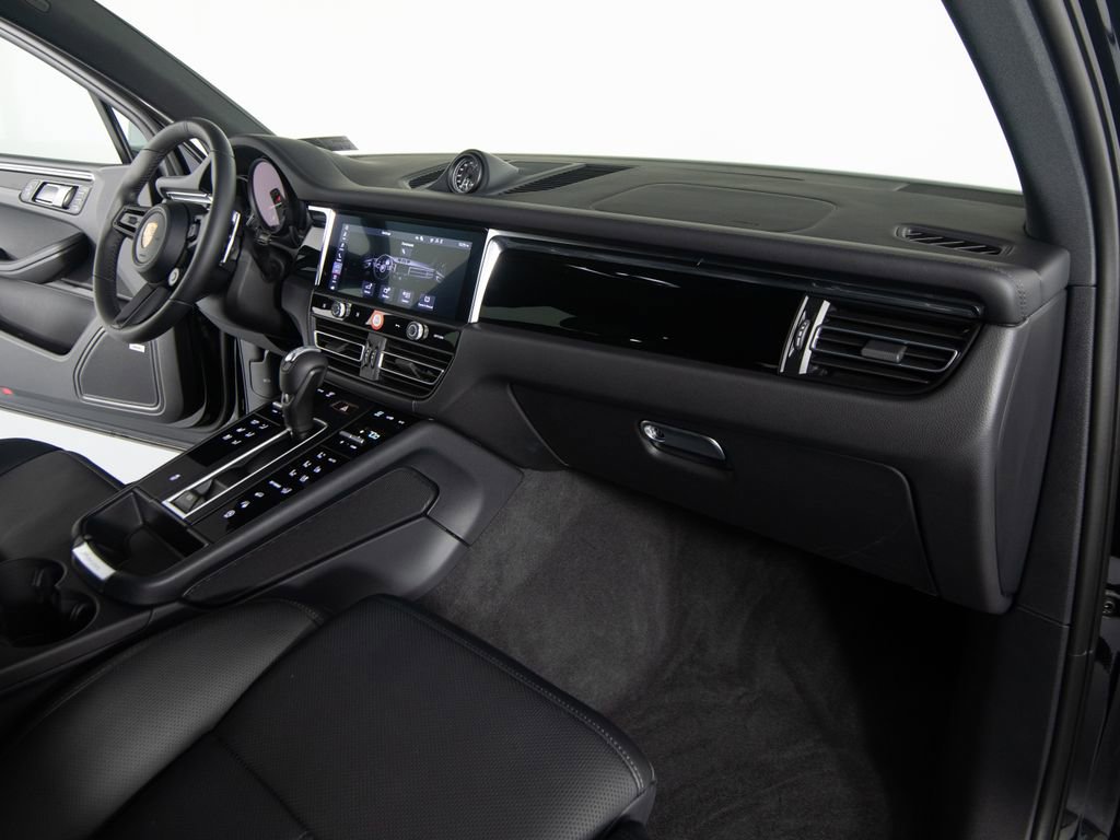 Certified 2026 Porsche Macan AWD/4WD image 29