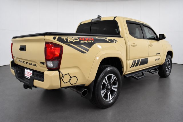 Used 2017 Toyota Tacoma TRD Sport w/ Tow Package (A/T) AWD/4WD image 4