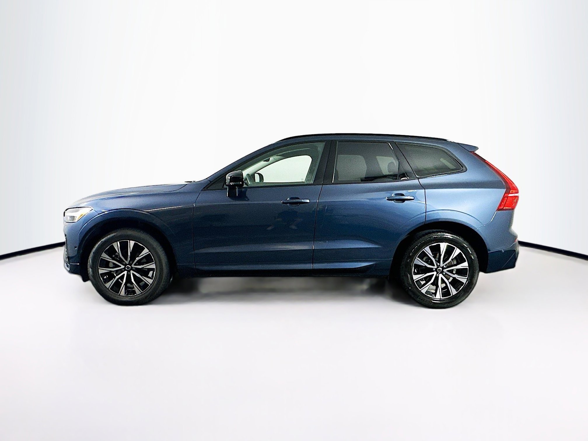 Used 2025 Volvo XC60 B5 Plus image 4