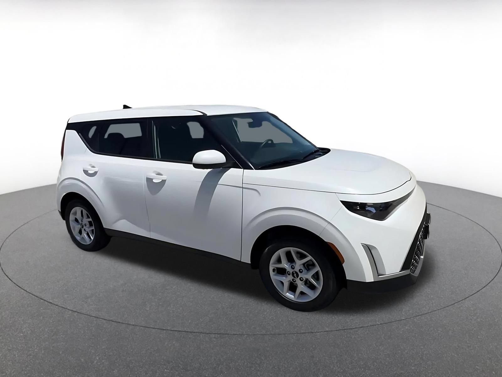 Used 2025 Kia Soul LX w/ LX Technology Package FWD image 2