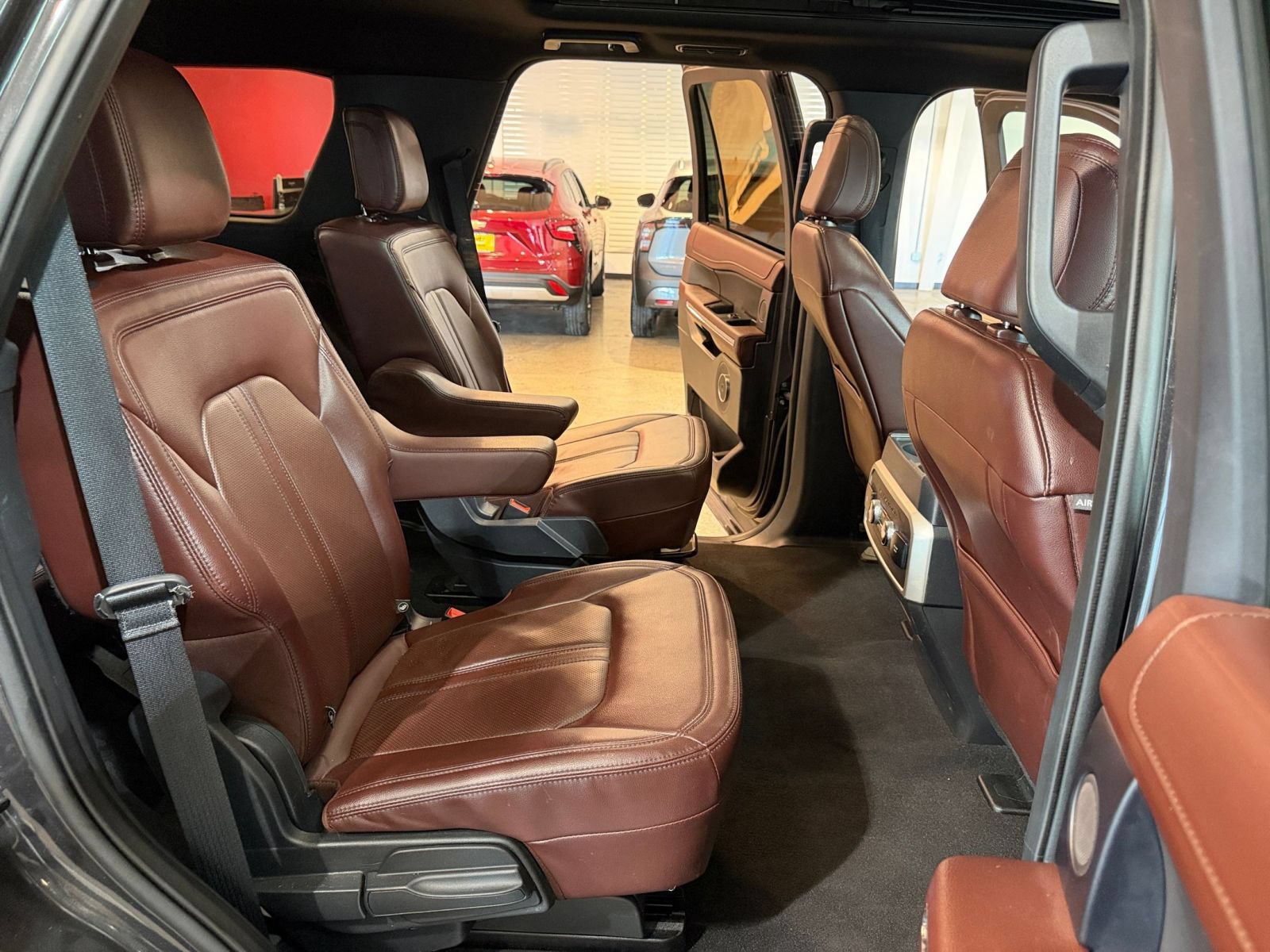 Used 2024 Ford Expedition Limited AWD/4WD image 35