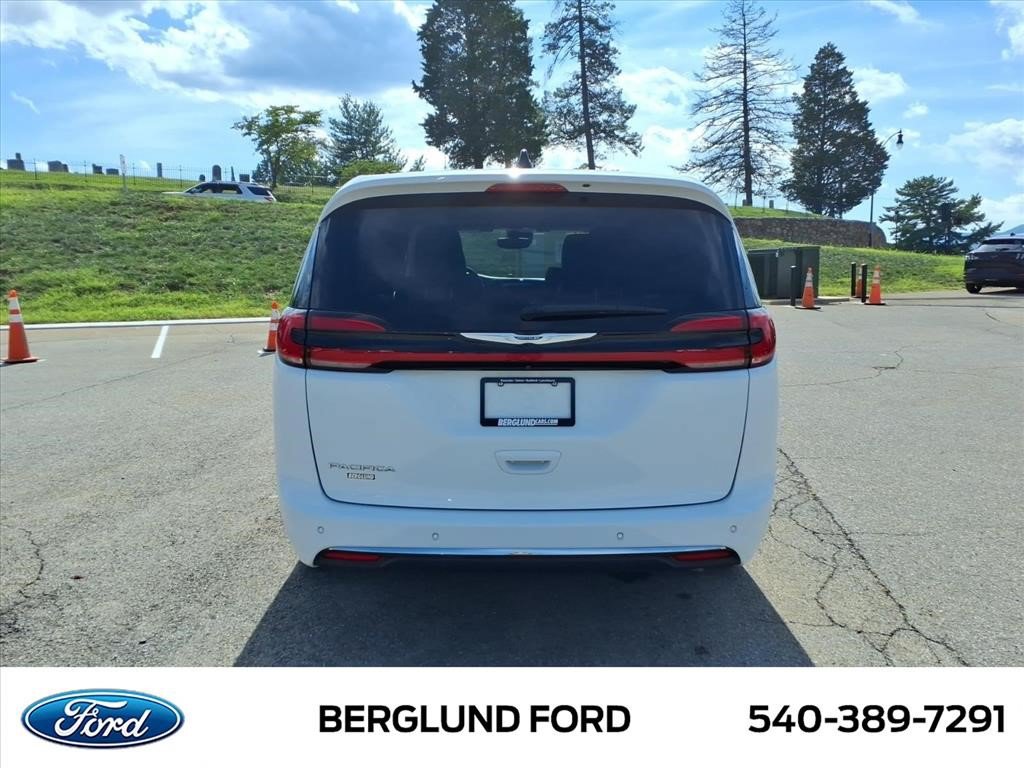 Used 2023 Chrysler Pacifica Touring-L FWD image 6