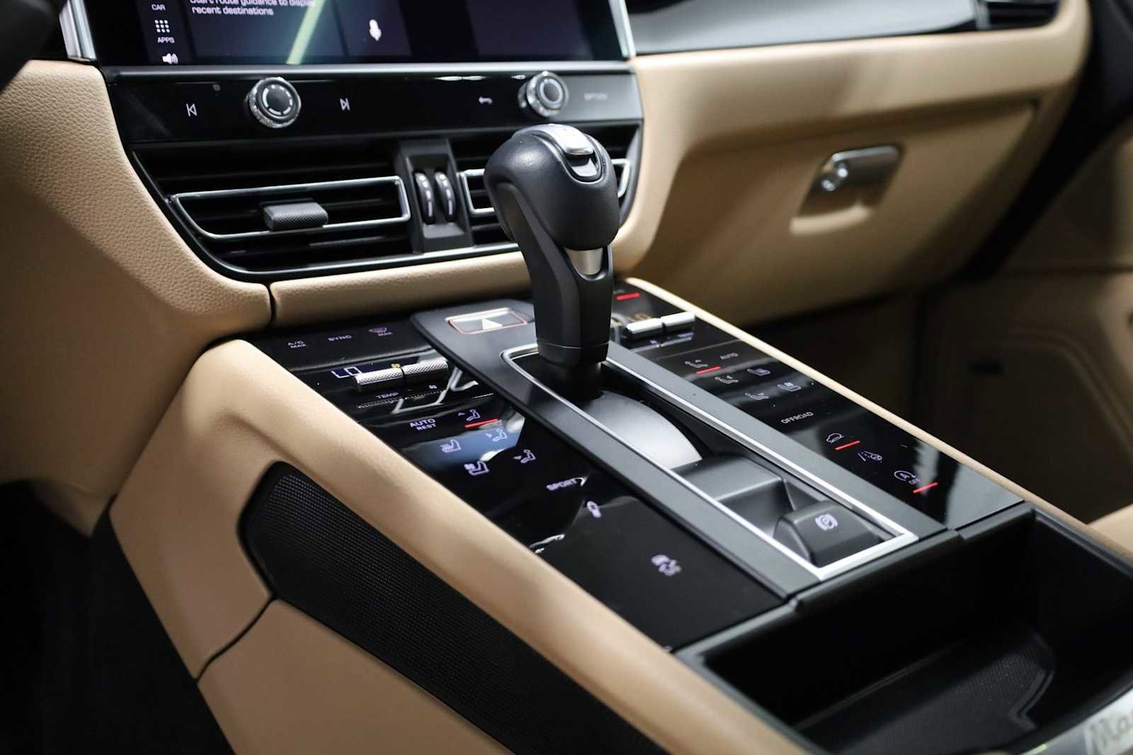 Certified 2024 Porsche Macan AWD/4WD image 29