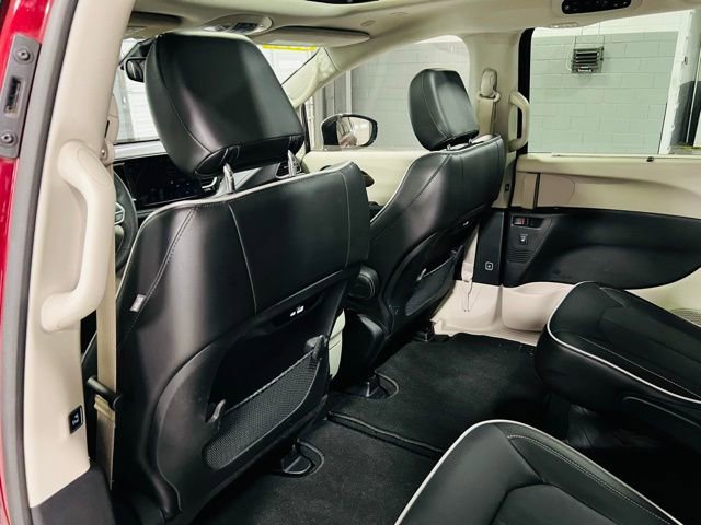 Used 2023 Chrysler Pacifica Limited image 29