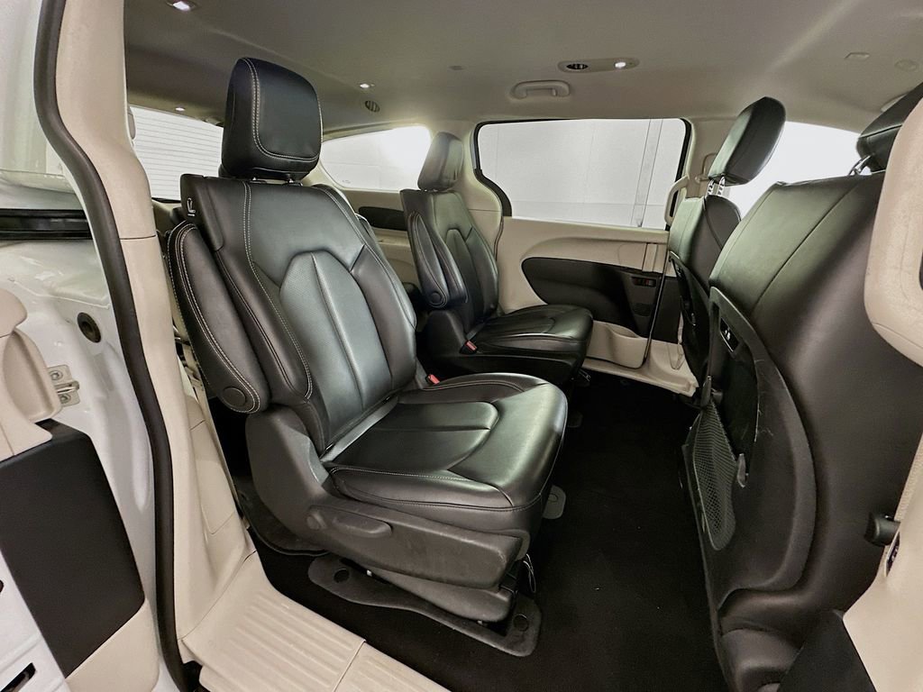 Used 2023 Chrysler Pacifica Touring-L image 26