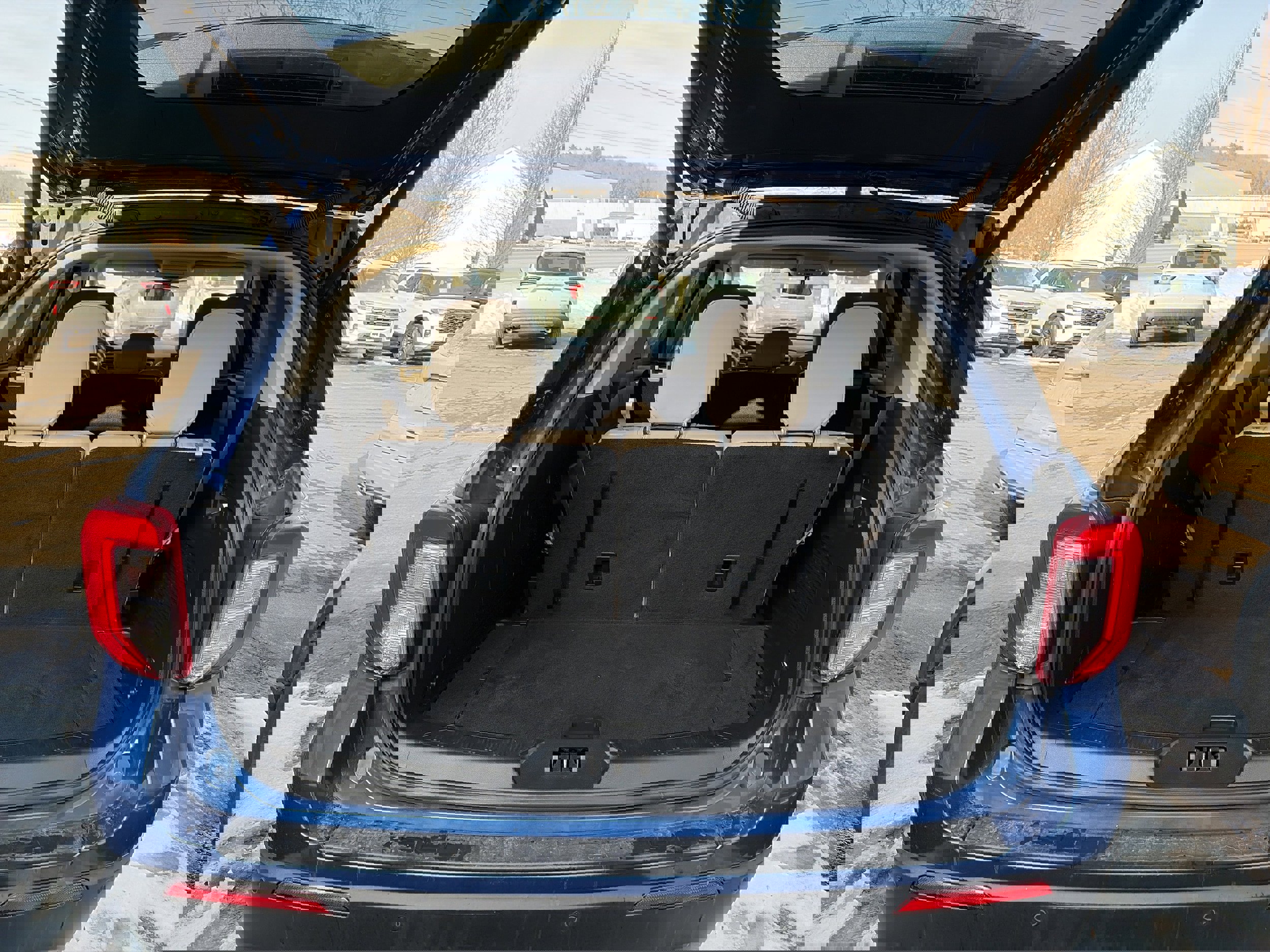 Used 2022 Ford Explorer XLT w/ Equipment Group 202A image 8