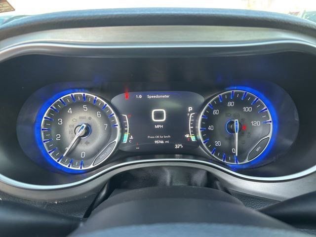Used 2023 Chrysler Pacifica Limited w/ Uconnect Theater Family Group image 15