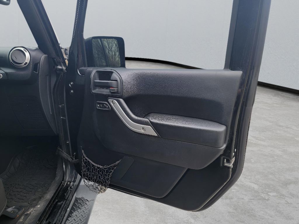 Used 2015 Jeep Wrangler Unlimited Sahara w/ Connectivity Group image 27