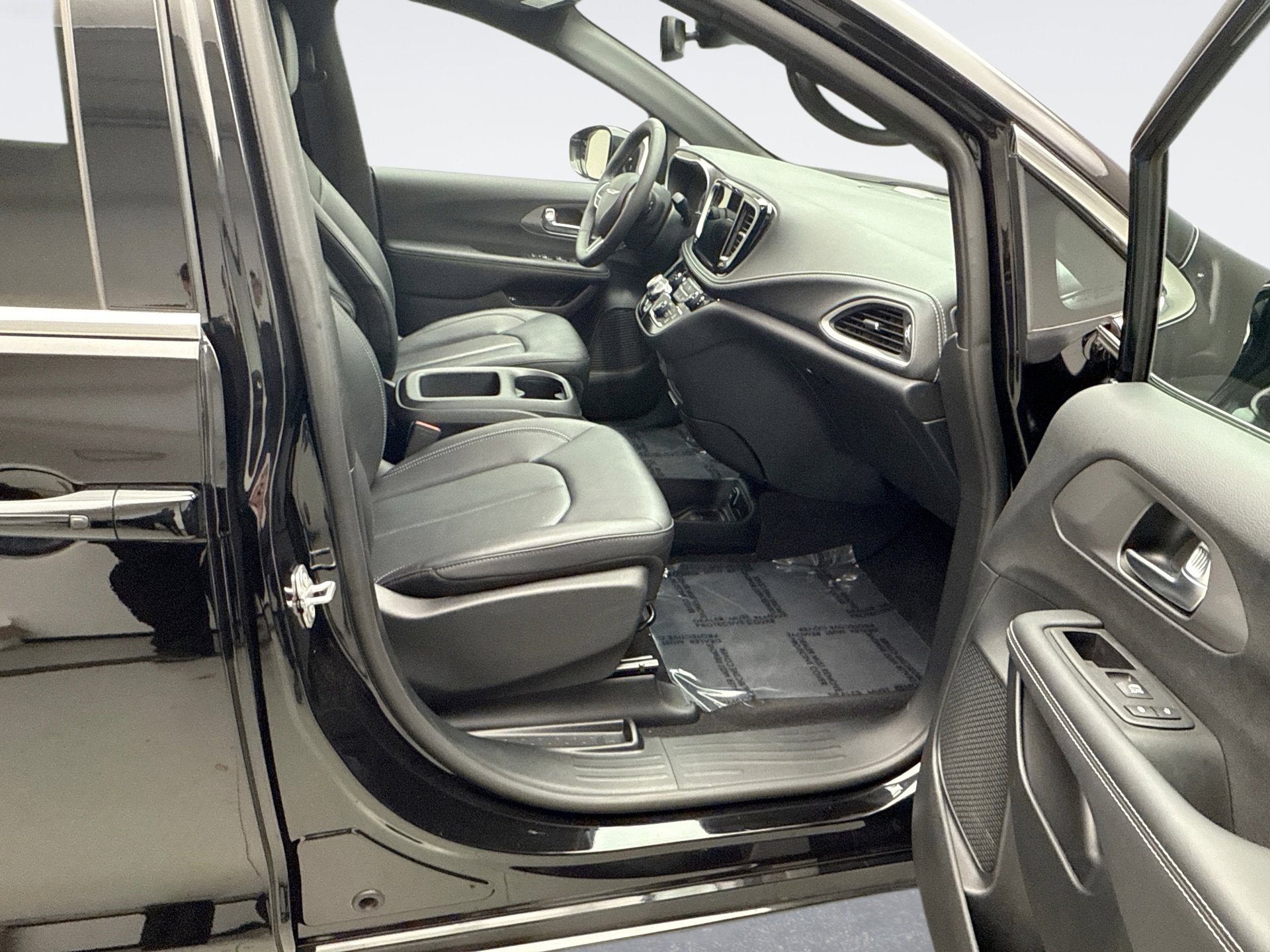 Used 2025 Chrysler Pacifica Select image 16