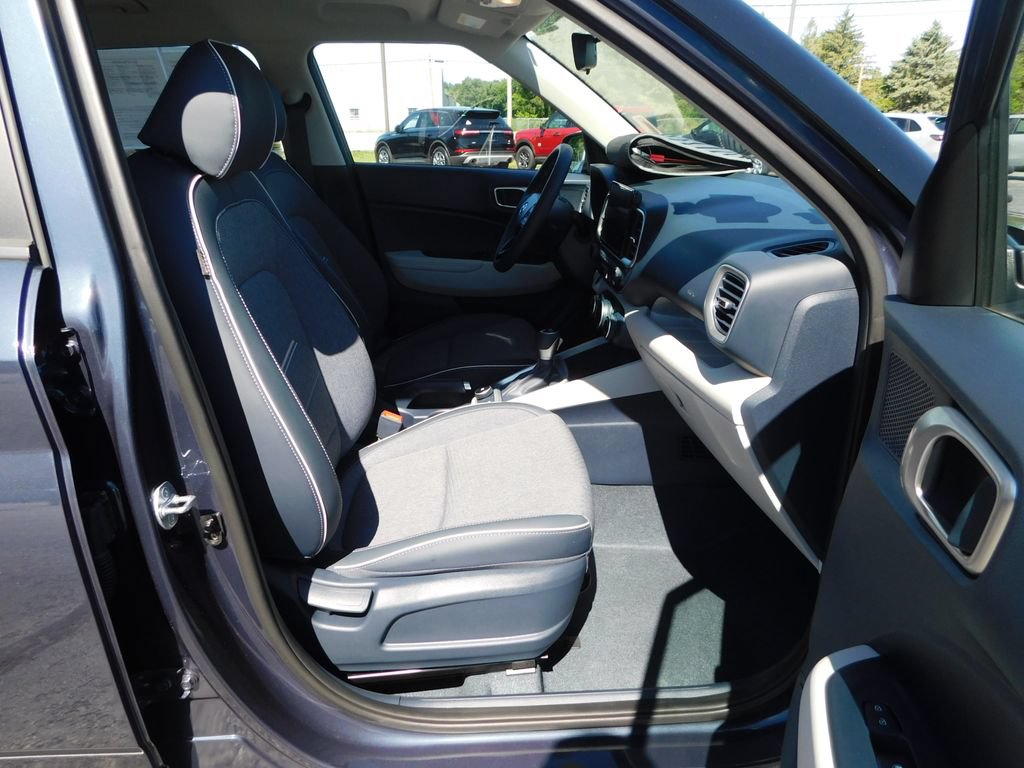 Used 2025 Hyundai Venue Limited FWD image 16