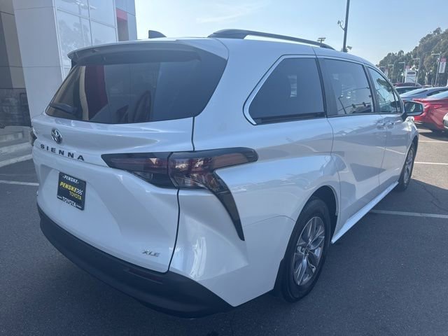 Certified 2026 Toyota Sienna XLE FWD image 8
