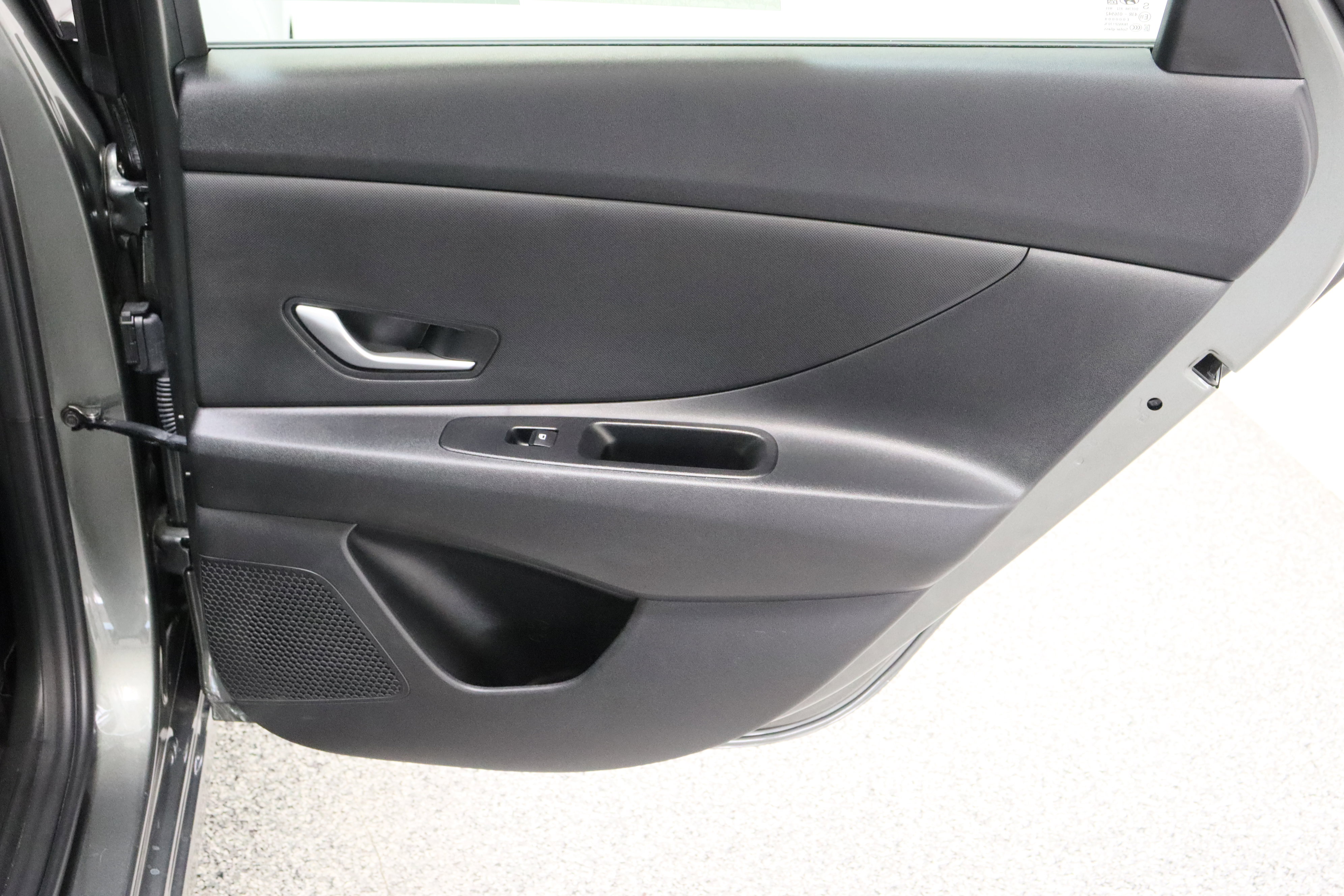 Used 2025 Hyundai Elantra SE image 30