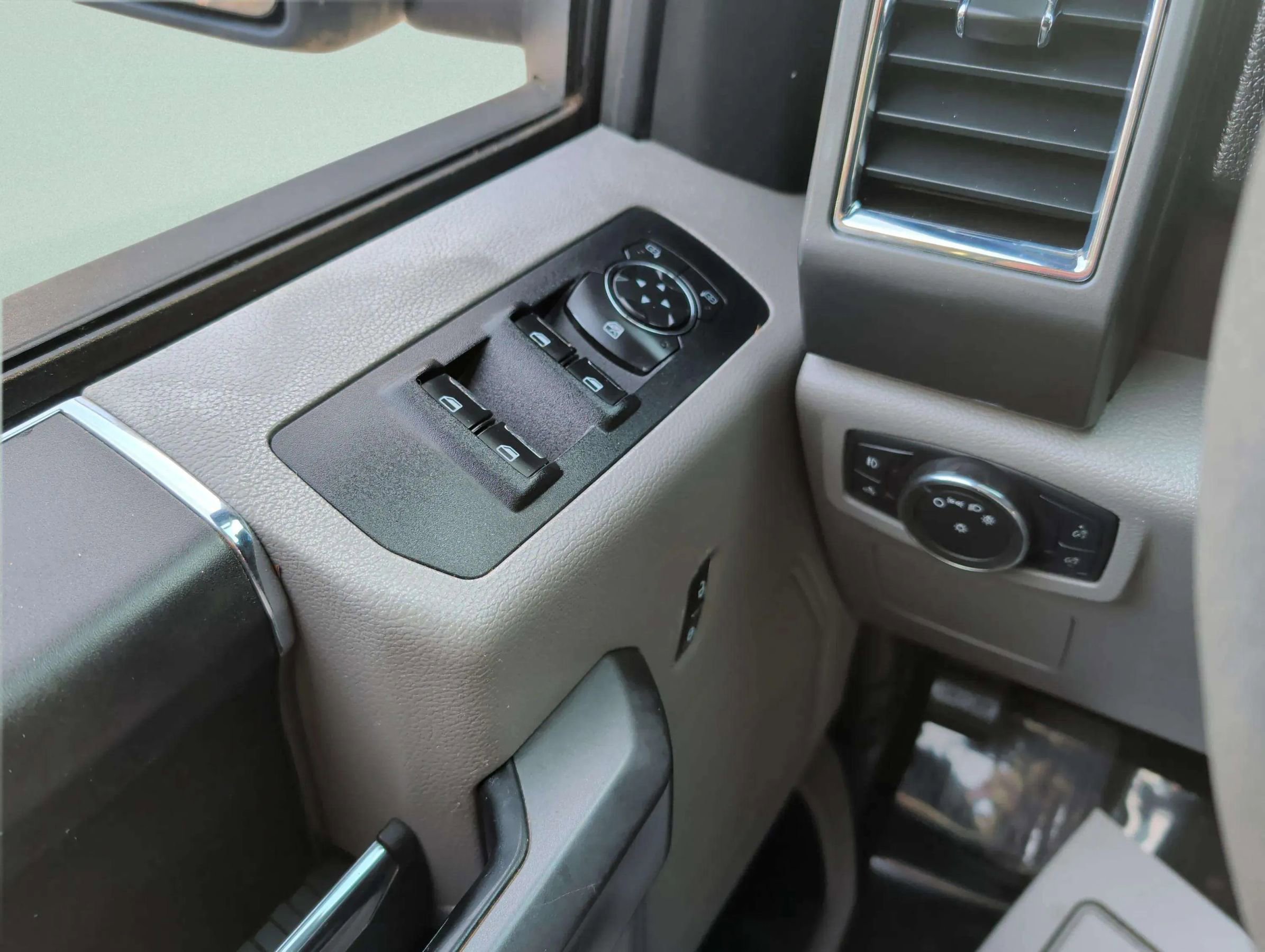 Used 2015 Ford F150 XLT AWD/4WD image 27