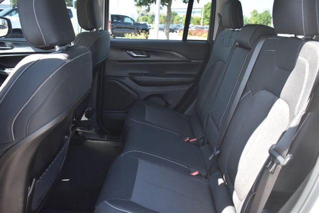 Used 2023 Jeep Grand Cherokee Laredo w/ Luxury Tech Group I RWD image 15