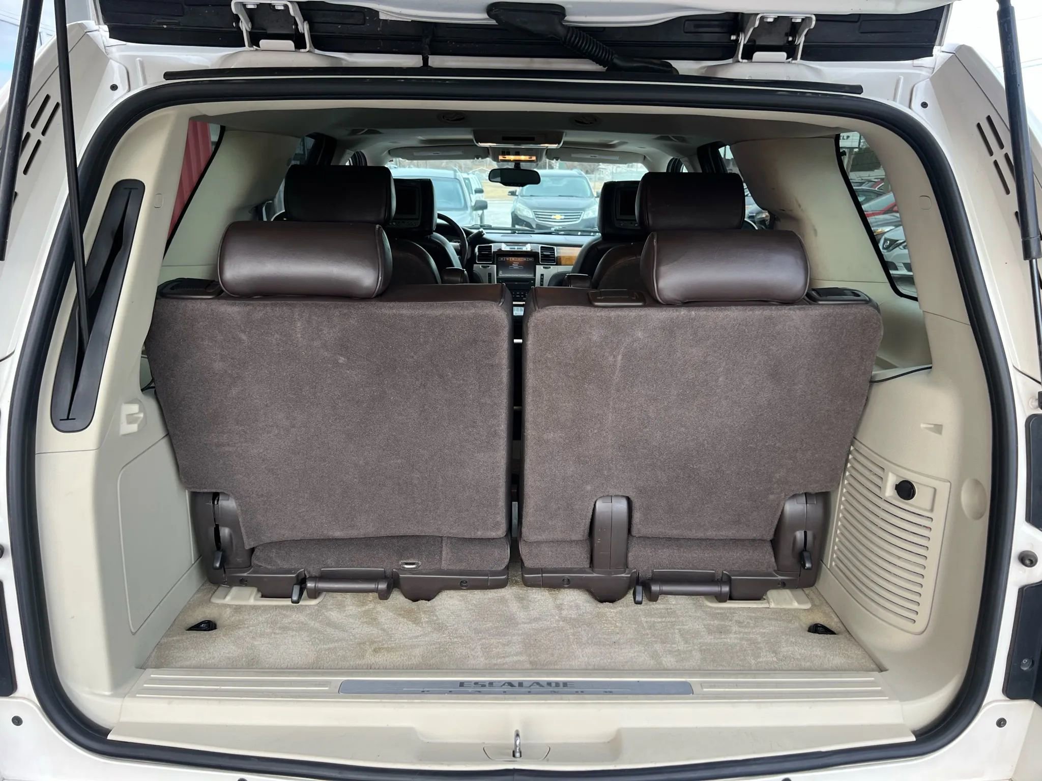 Used 2010 Cadillac Escalade Platinum image 8