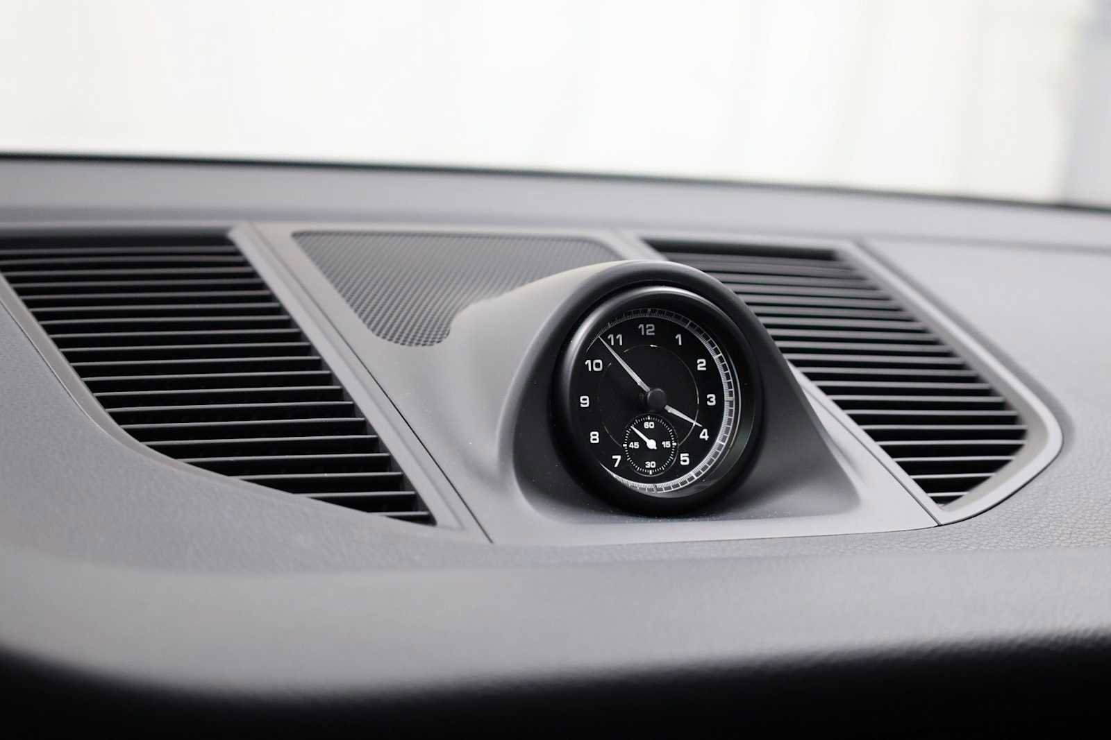 Certified 2025 Porsche Macan image 18