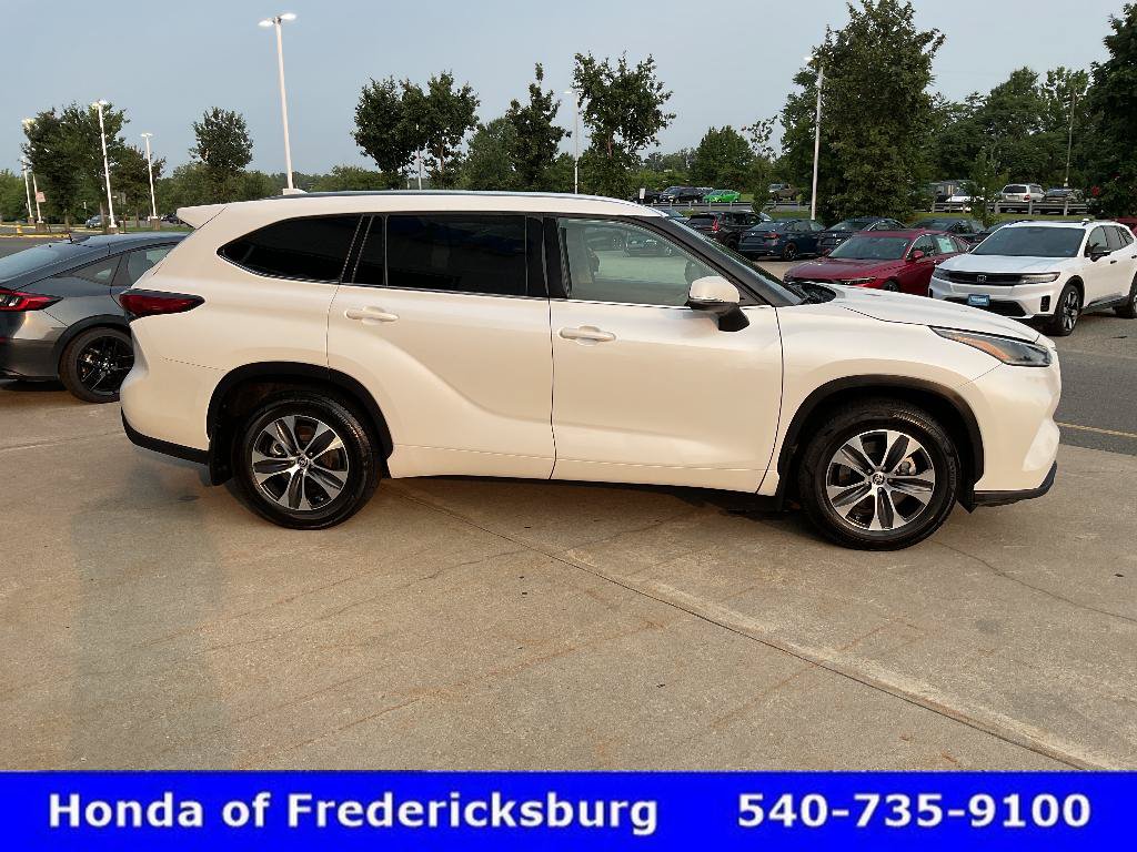 Used 2021 Toyota Highlander XLE AWD/4WD image 7
