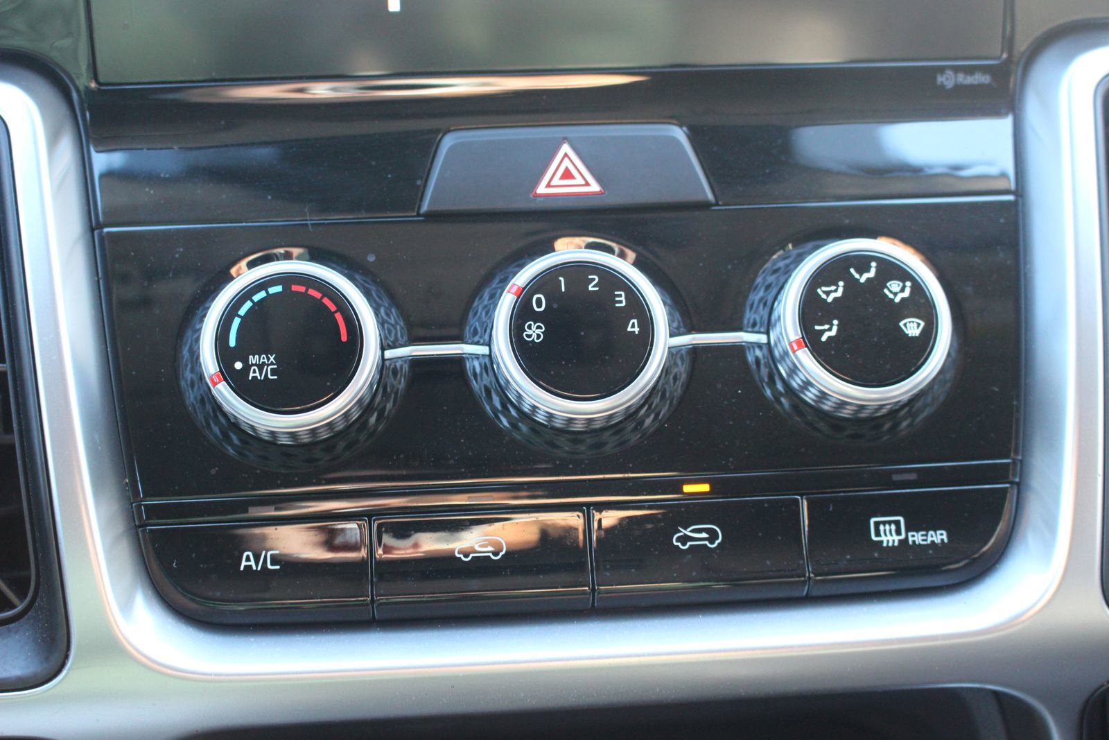 Used 2023 Kia Sorento LX image 32