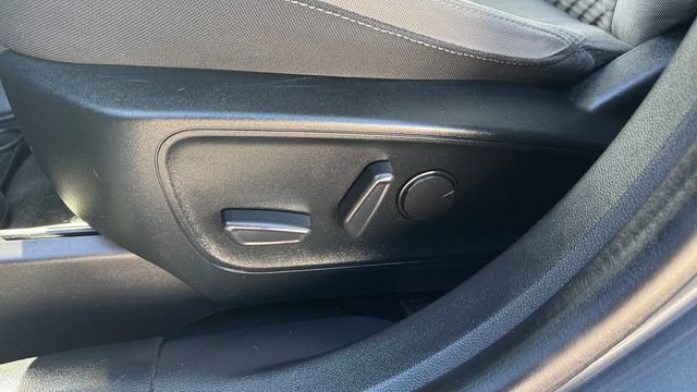 Used 2022 Ford Escape SE w/ SE Sport Appearance Package image 18