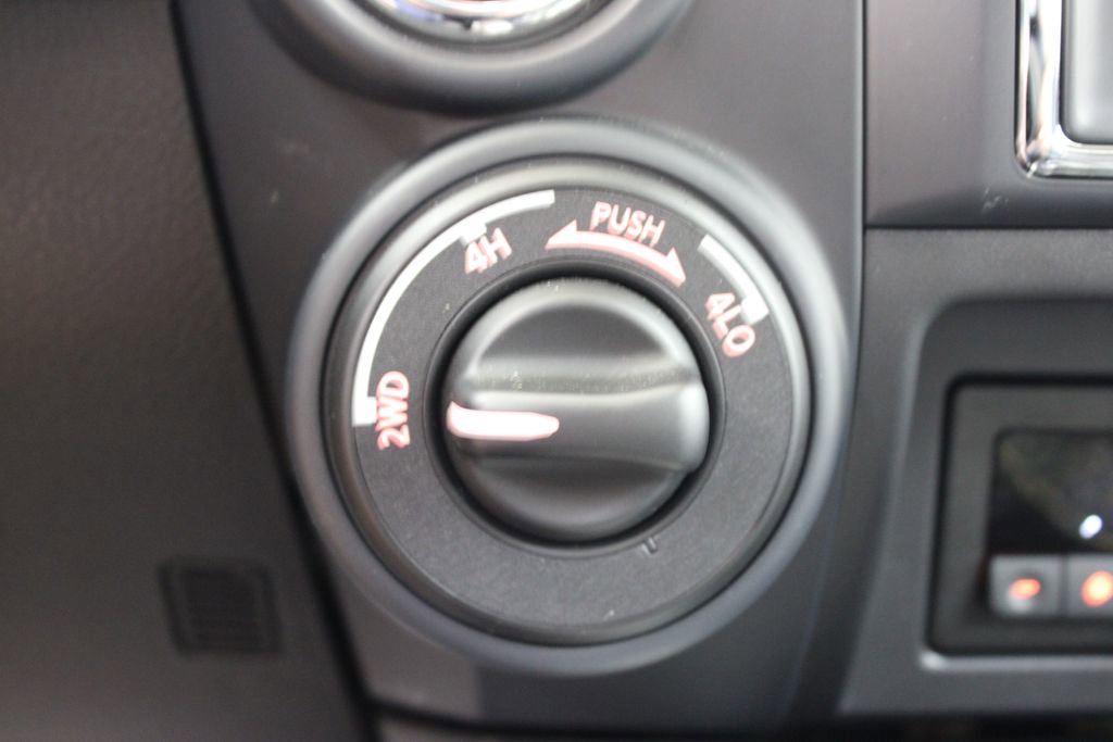 Used 2024 Nissan Titan SV w/ SV Convenience Package image 27