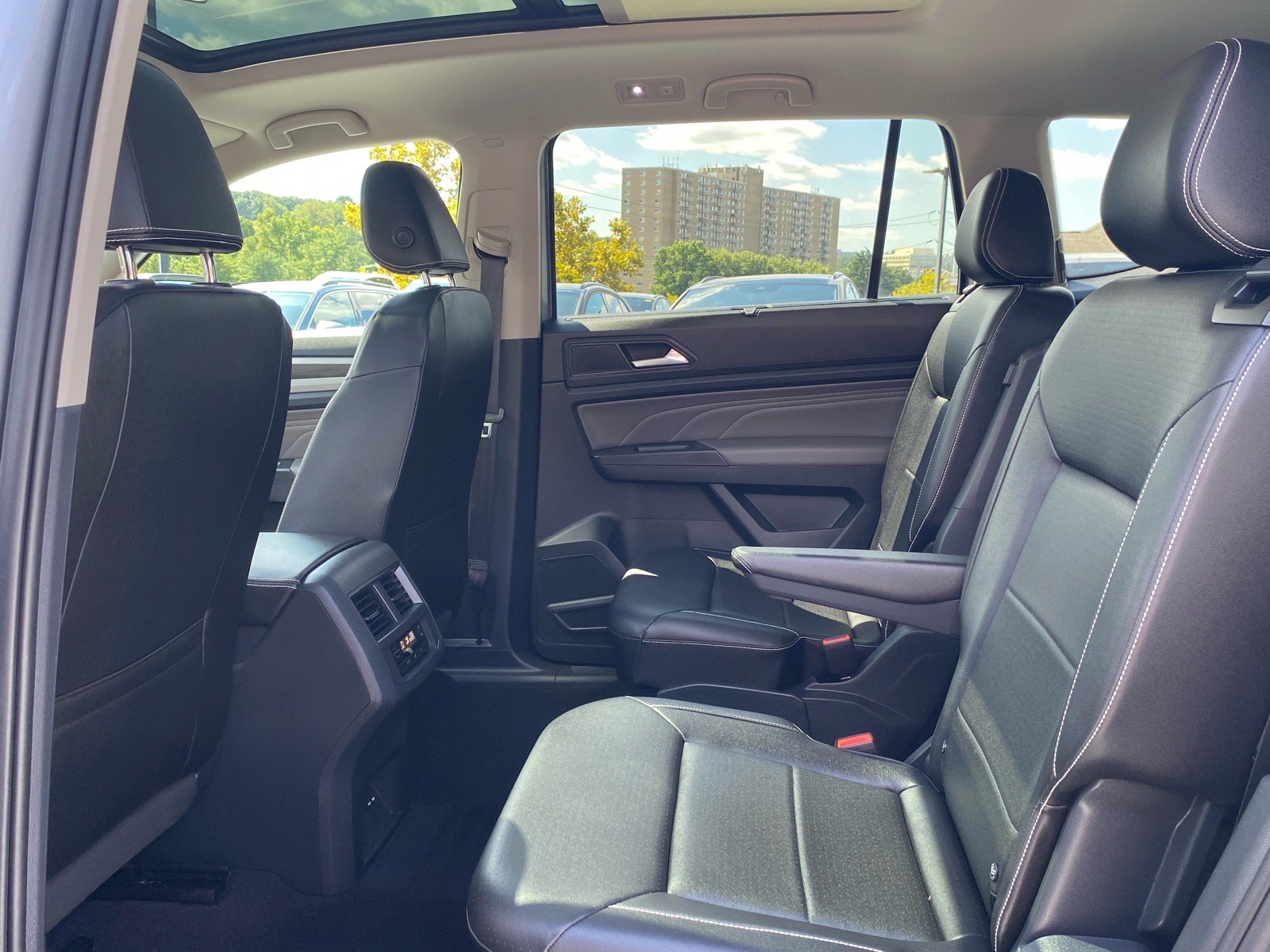 Used 2023 Volkswagen Atlas SE w/ Panoramic Sunroof Package AWD/4WD image 17