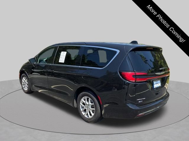 Used 2023 Chrysler Pacifica Touring-L FWD image 3