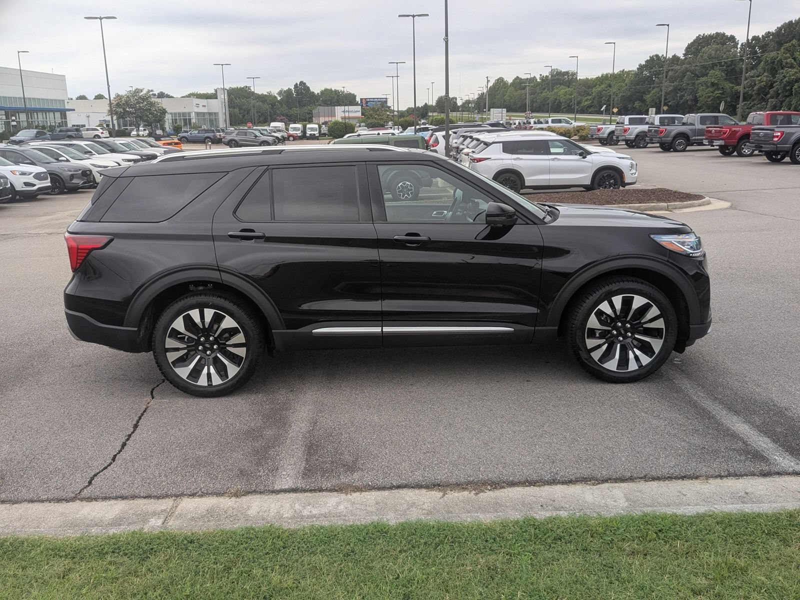 New 2026 Ford Explorer Platinum w/ LUX Leather Package AWD/4WD image 2