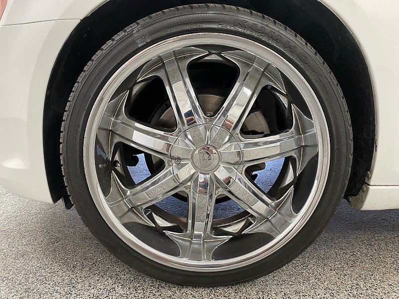 Used 2013 Chrysler 300 image 22