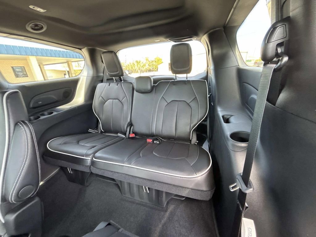 New 2026 Chrysler Pacifica Limited FWD image 12