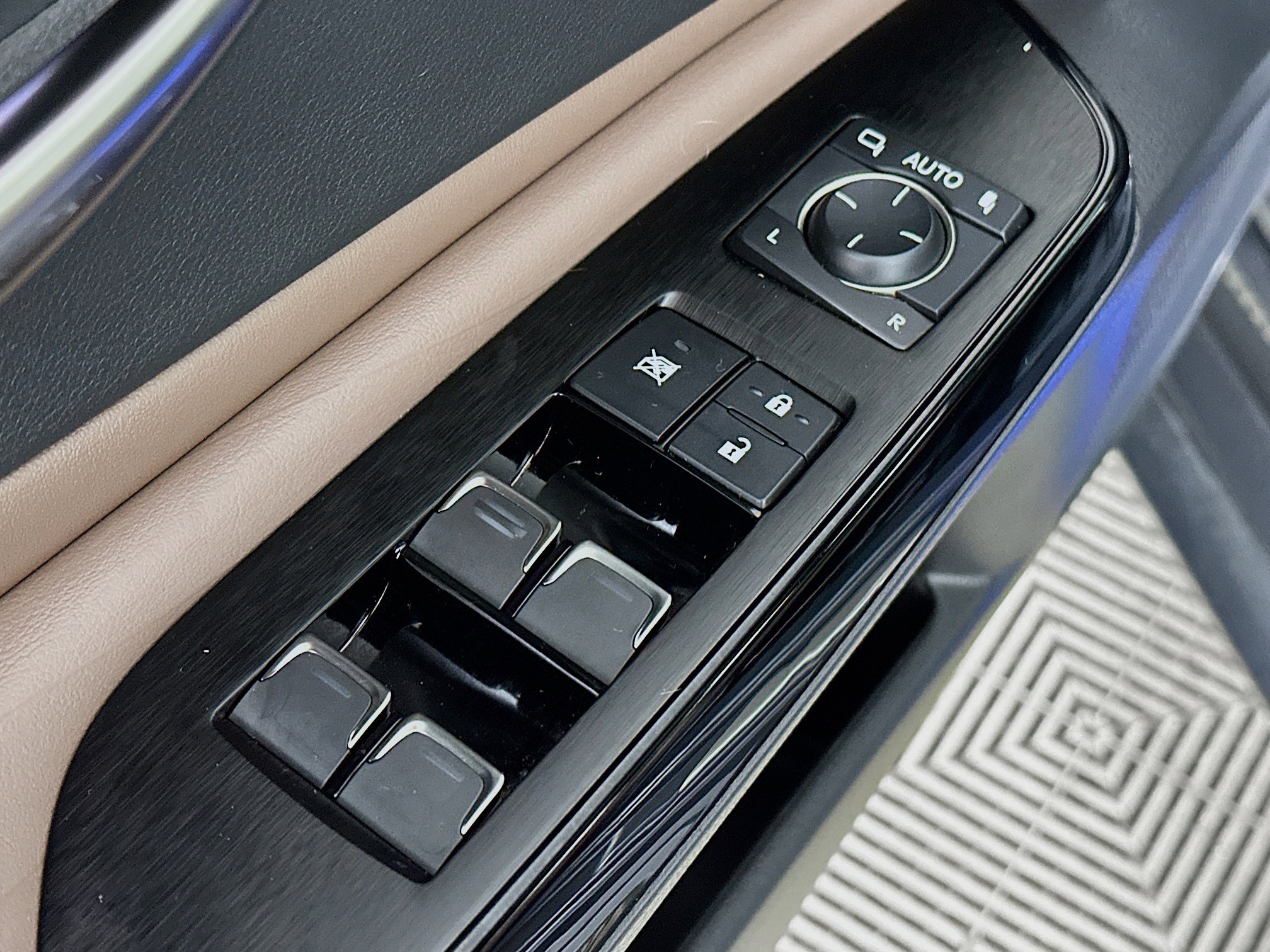 Used 2022 Lexus ES 300h w/ Accessory Package image 18