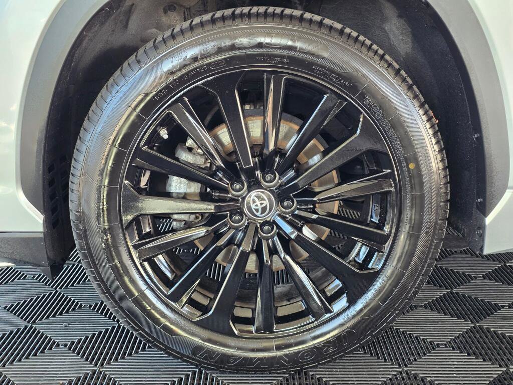 Used 2024 Toyota Highlander XSE image 11