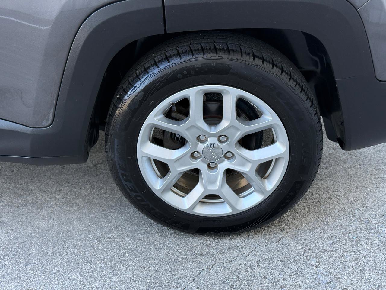 Used 2017 Jeep Renegade Latitude w/ Popular Equipment Group FWD image 11