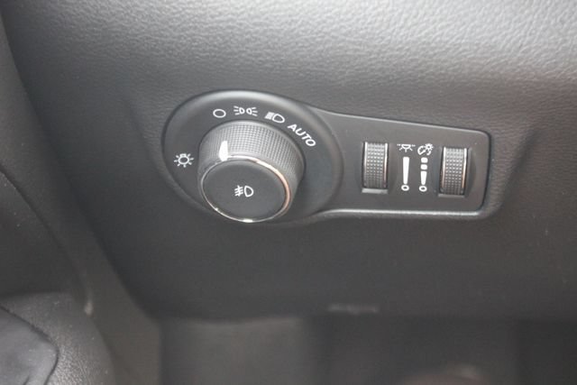 Used 2025 Jeep Compass Latitude w/ Convenience Group AWD/4WD image 17