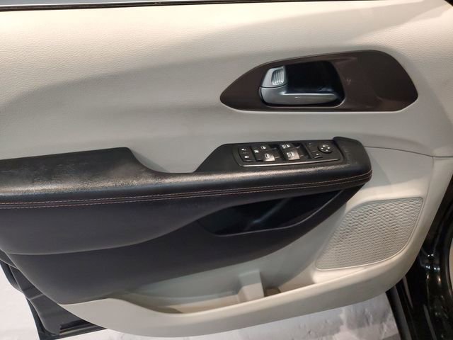 Used 2017 Chrysler Pacifica Touring FWD image 12