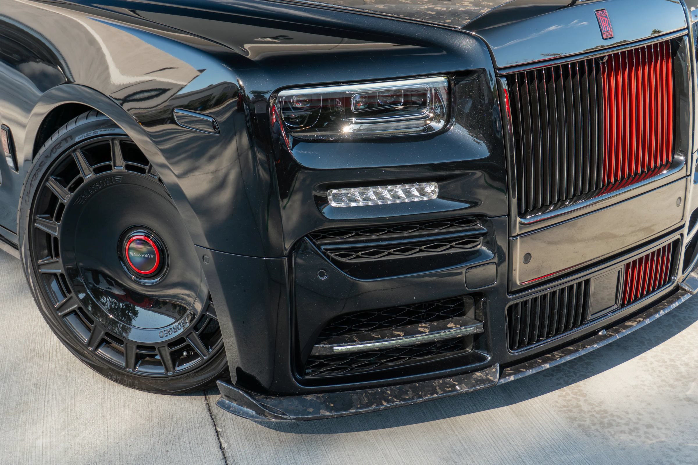 Used 2024 Rolls-Royce Phantom Sedan w/ The Phantom Package RWD image 33