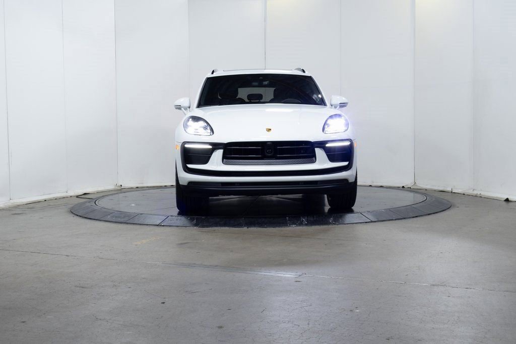 Certified 2025 Porsche Macan image 10