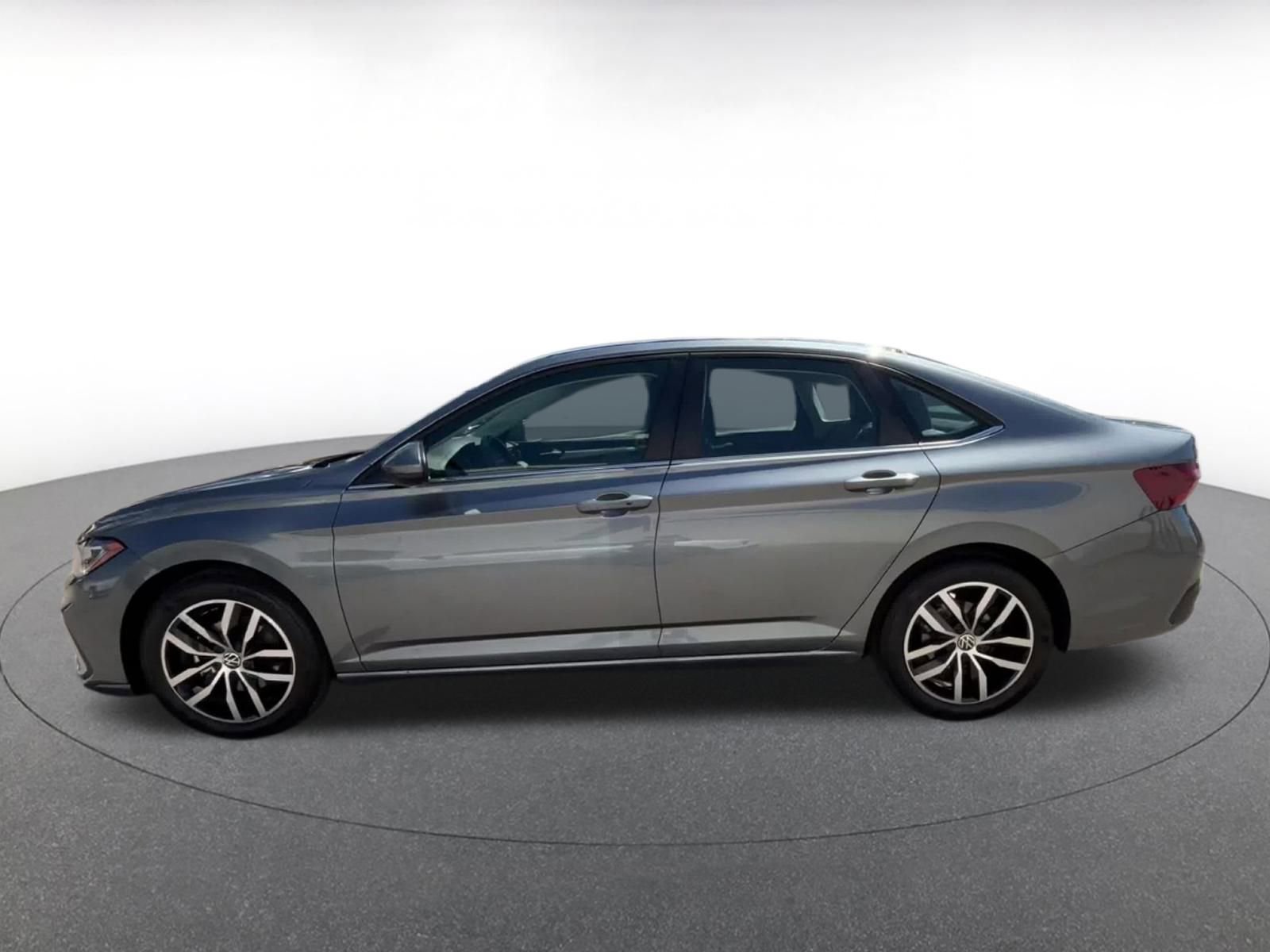 Used 2025 Volkswagen Jetta SE image 9