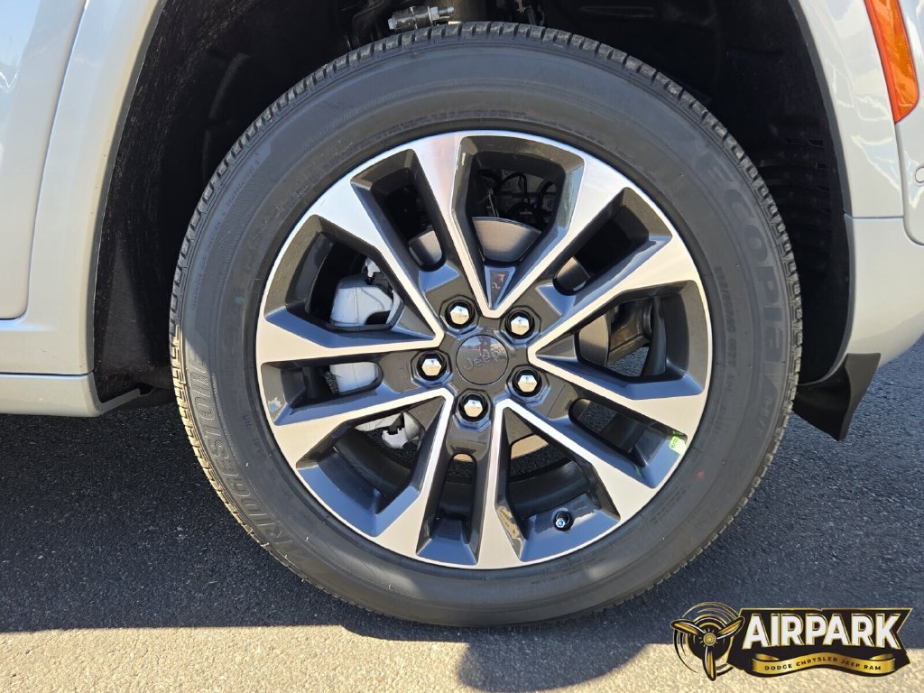 New 2025 Jeep Grand Cherokee Overland w/ Adv Protech Group III AWD/4WD image 10