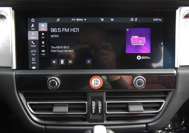 Used 2023 Porsche Macan image 25