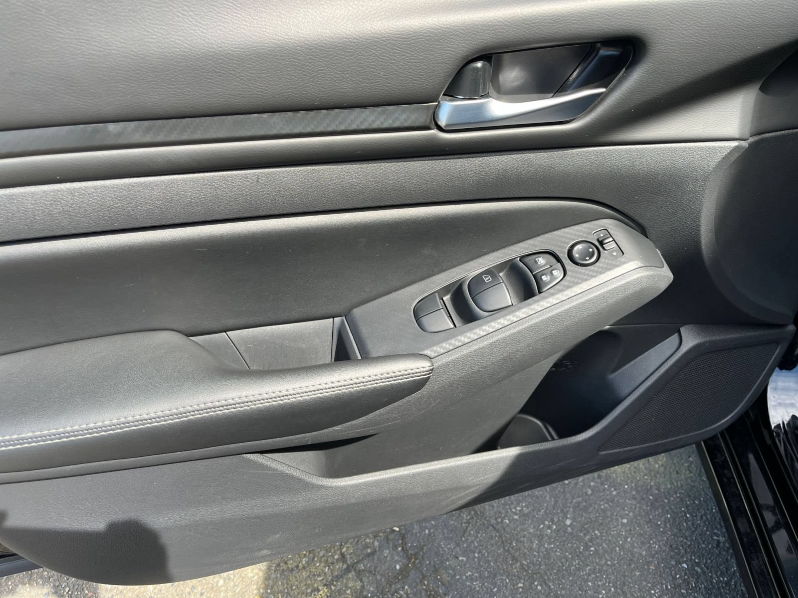 Used 2025 Nissan Altima 2.5 SV FWD image 15