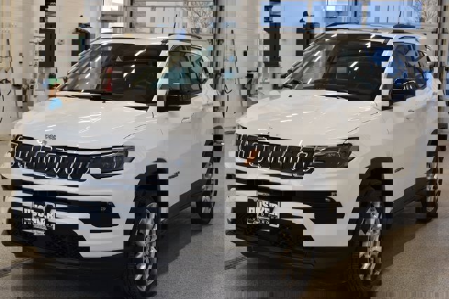 Used 2022 Jeep Compass Latitude w/ Sun and Sound Group image 9