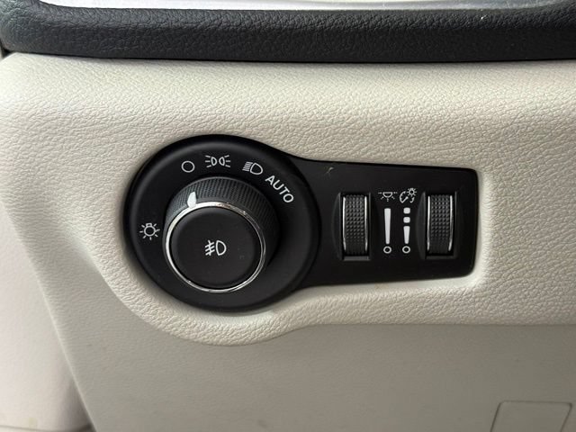 Used 2019 Chrysler Pacifica Limited w/ Advanced Safetytec Group FWD image 45