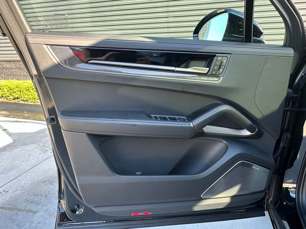 Used 2025 Porsche Cayenne Turbo image 18