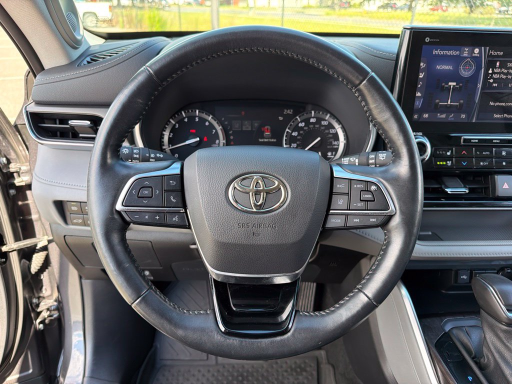 Used 2021 Toyota Highlander Limited AWD/4WD image 15
