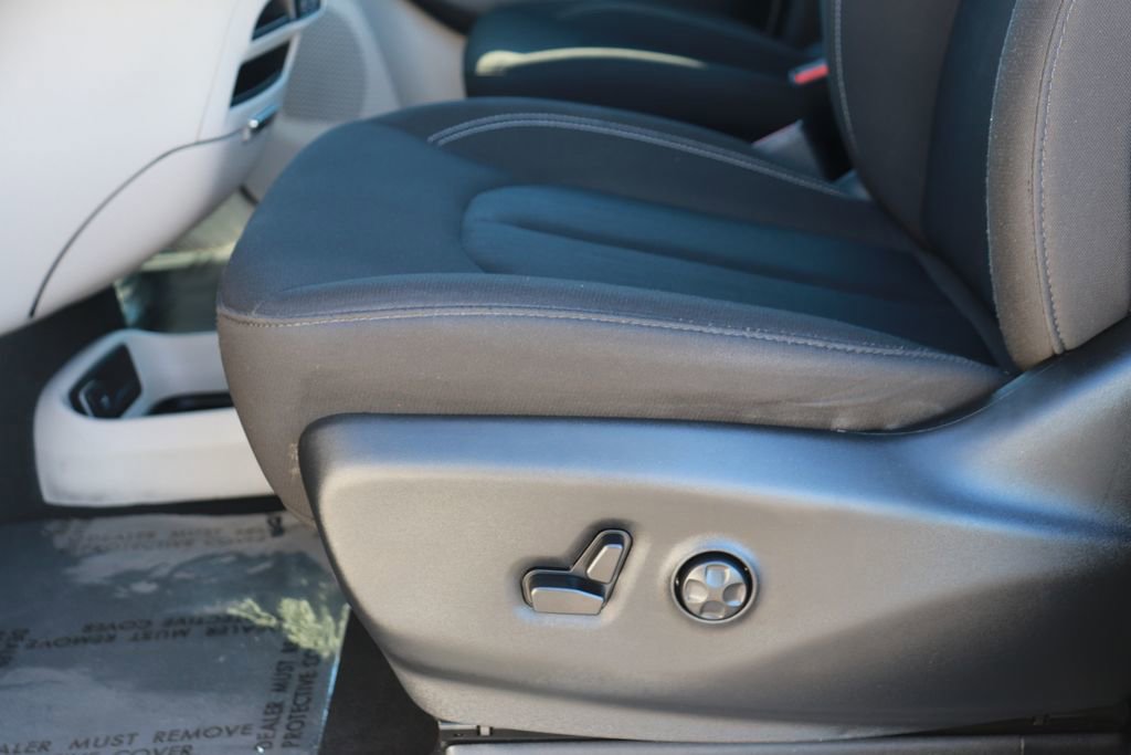 Used 2024 Chrysler Voyager LX image 9