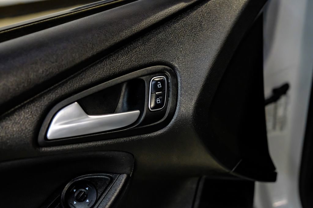 Used 2017 Ford Focus SE FWD image 39