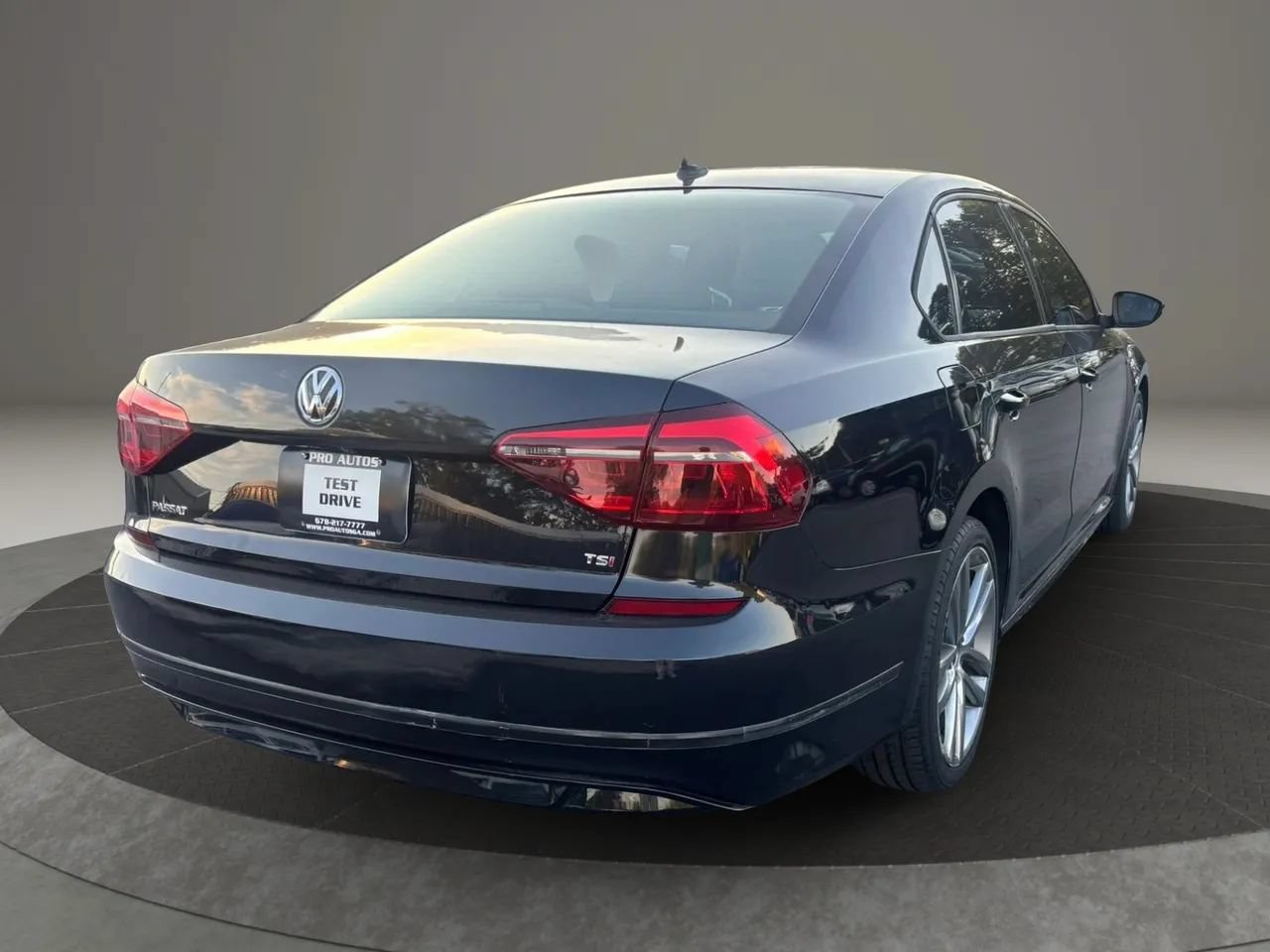 Used 2018 Volkswagen Passat 2.0T R-Line FWD image 3
